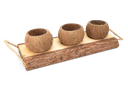 Holzschale mit Kokosnuss-Bechern in zwei 2