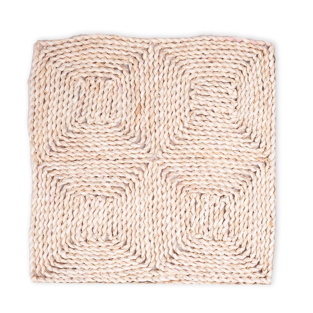 Strohteppich — Draufsicht auf das Vier-Karo-Muster mit den gedrehten Strohsträngen