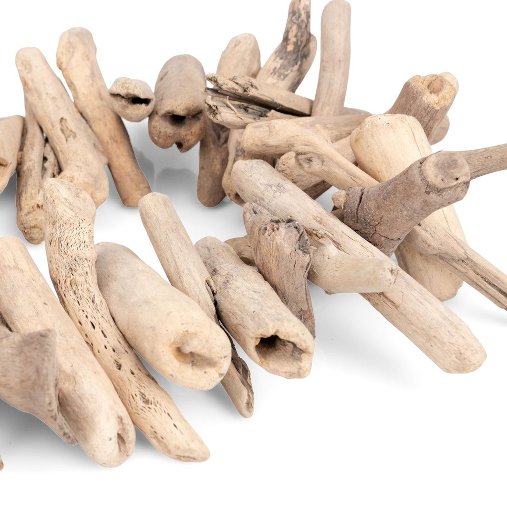 Nahaufnahme: die aufgefädelten Holzstücke mit Astlöchern und ausgewaschener Oberfläche