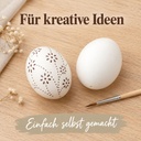 Zwölf ausgeblasene Enteneier mit weißer Schale: halbfertig gestaltetes Ei mit feiner Punktmalerei neben einem unbemalten