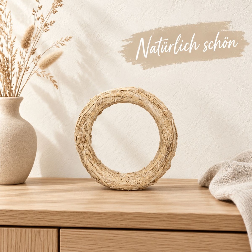 Strohkranz natur, beige, Ø 20 cm, H 3 cm – dekoriert im Wohnraum