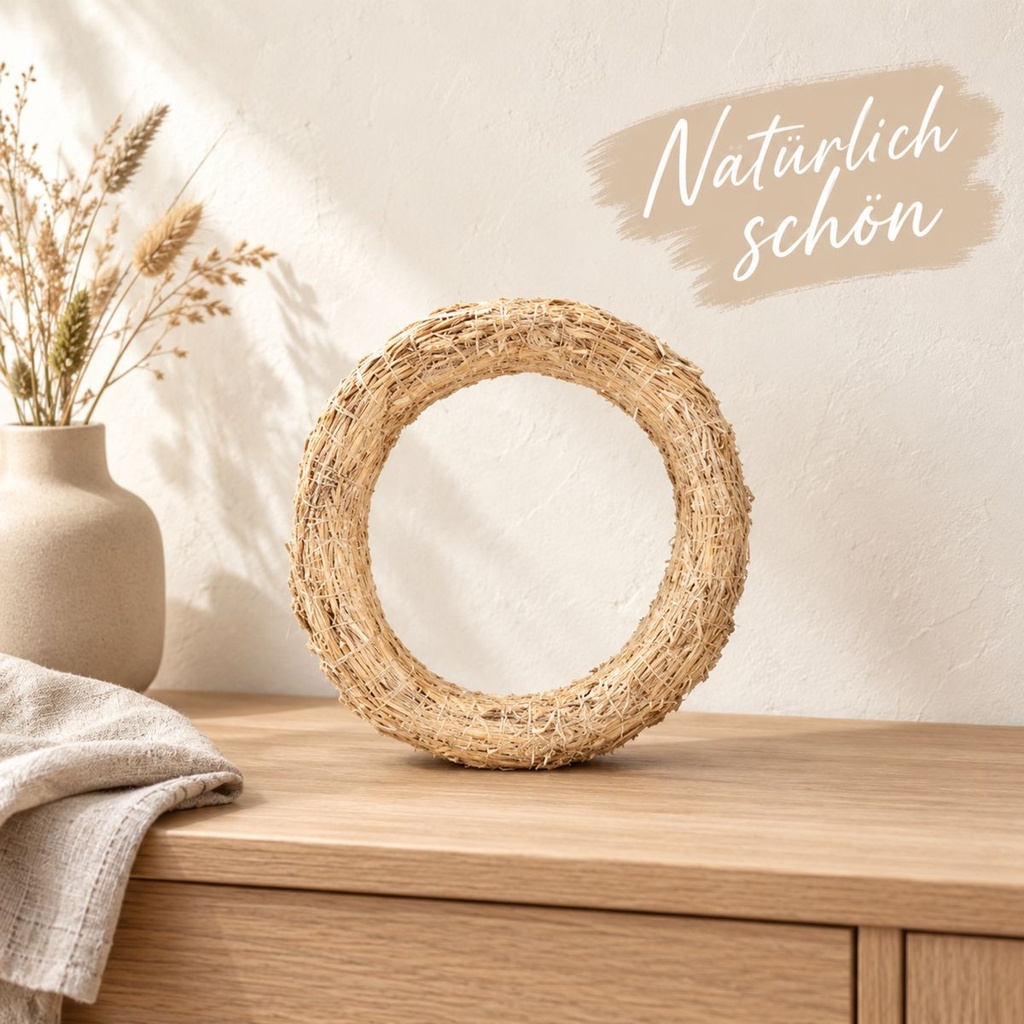 Strohkranz natur, beige, Ø 25 cm, H 5 cm – dekoriert im Wohnraum