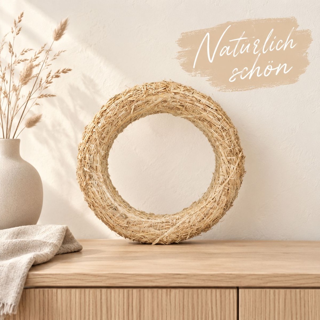 Strohkranz natur, beige, Ø 30 cm, H 5.5 cm – dekoriert im Wohnraum