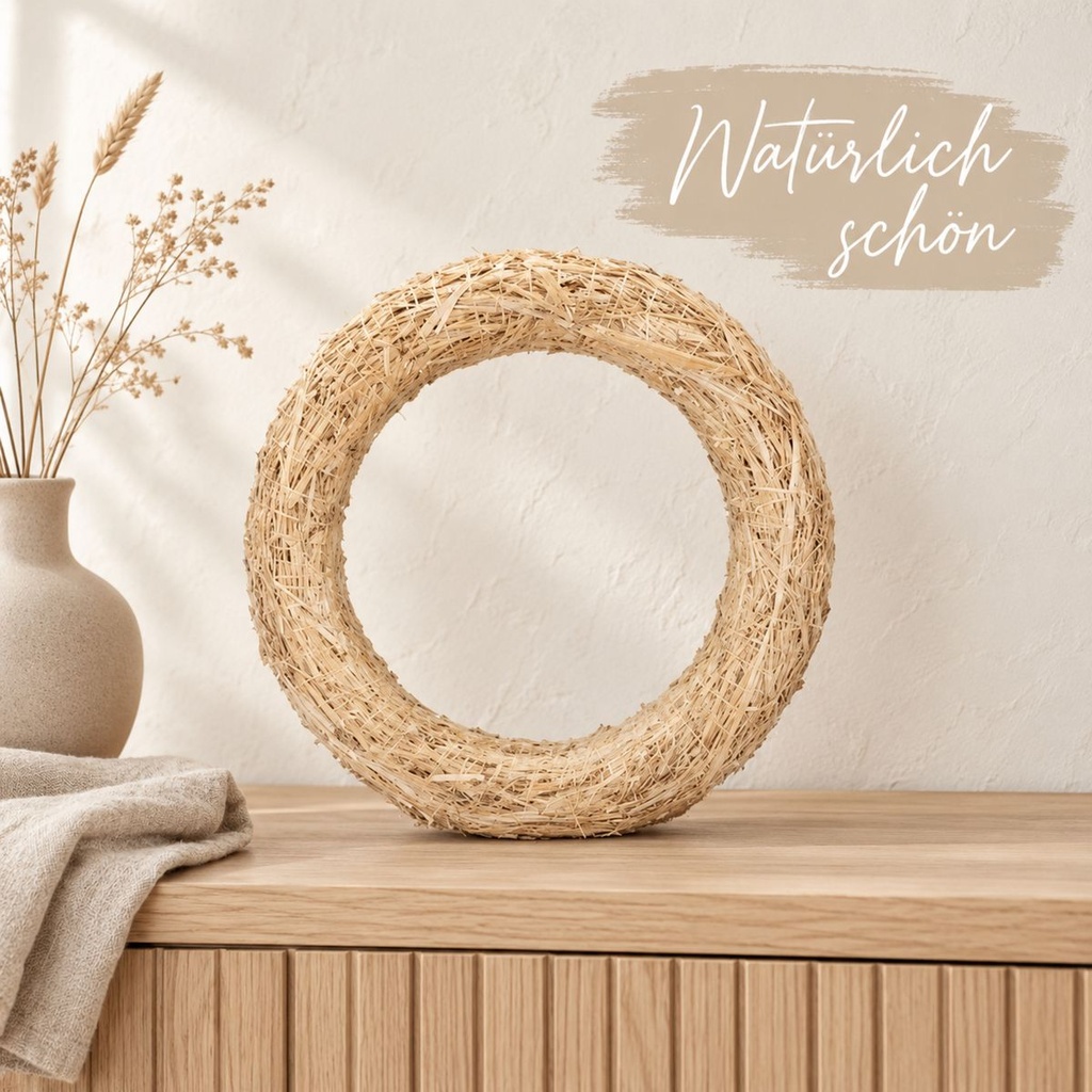 Strohkranz natur, beige, Ø 35 cm, H 6 cm – dekoriert im Wohnraum