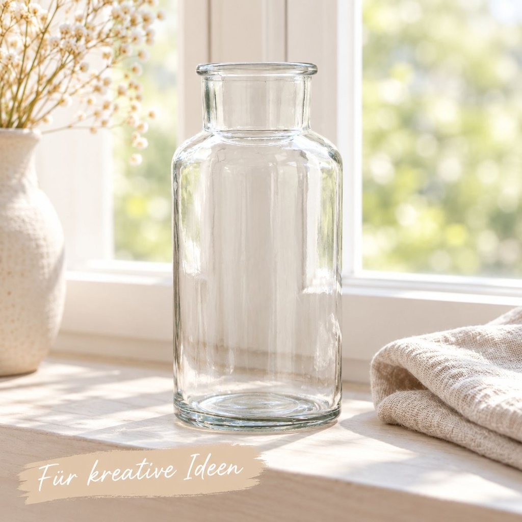 Apothekerflasche aus klarem Glas im Vintage-Look leer auf der Fensterbank im Gegenlicht
