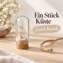 Glasdom Mini, Ø2 ×4 cm – mit hellem Sand und kleinen Muscheln auf Eichenholz