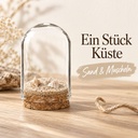 Glasdom Mini, Ø4 ×6 cm – mit hellem Sand und kleinen Muscheln auf Eichenholz