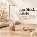 Glasdom Mini, Ø2 ×7 cm – mit hellem Sand und kleinen Muscheln auf Eichenholz