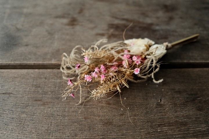 Trockenblumen-Boutonniere in Pink, Größe 2